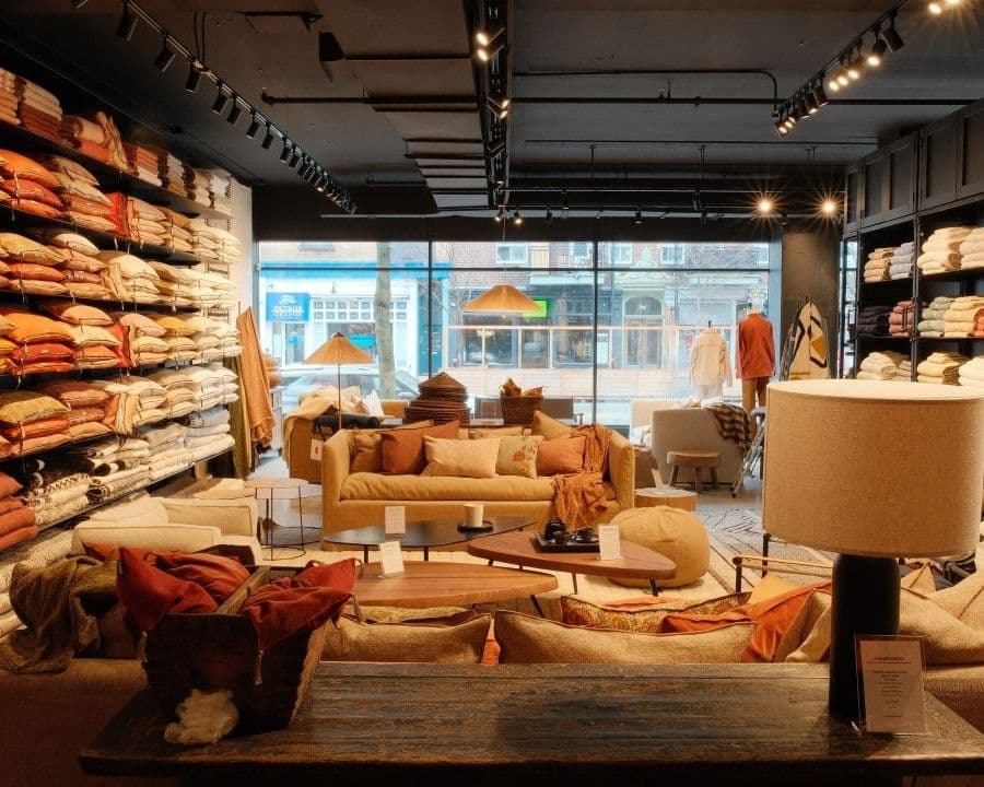 A guide to five upscale boutiques on Laurier Ouest in Montréal for effortless, high-quality gifting. Featured shops include La Maison Général, offering refined home decor and a café; L’Occitane, known for Provencal-inspired body care; Boutique Créme, specializing in premium kitchen tools; Agriculture du Coin, for urban agriculture and sustainable development ; and L’Émouleur, a Japanese knife specialist. The article highlights products like luxury bedding, Diptyque candles, shea butter creams, Staub cookware, handmade jewelry, and handcrafted blades.